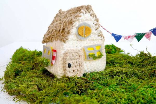 Crochet-House-Pattern-with-Toys