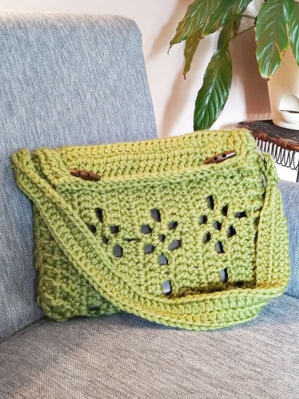 Precious Metal Crochet Clutch Bag, Free Pattern + Video - fiberfluxblog.com